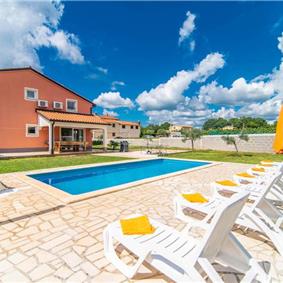6 bedroom villa with pool near Sveti Lovrec and Poreč, sleeps 12